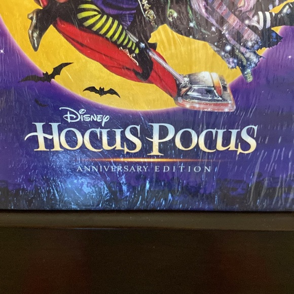 Hocus Pocus 25th Anniversary Limited Edition Blu-Ray + Digital 40 page book - Picture 4 of 5